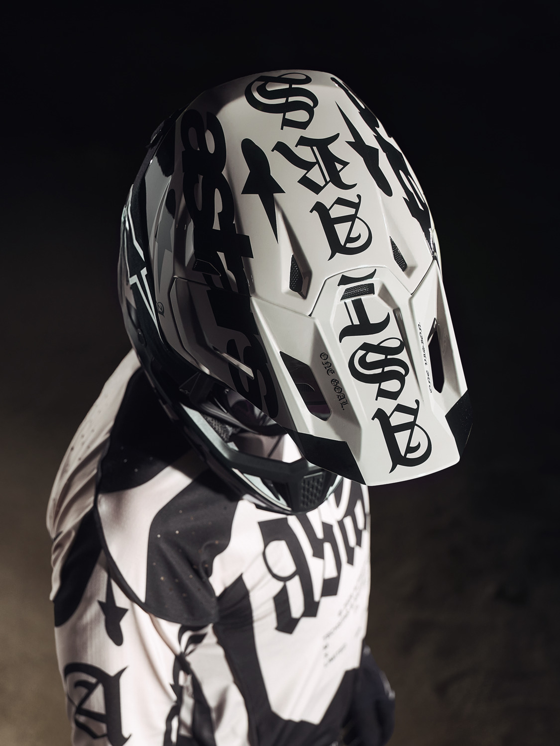přilba SUPERTECH S-M7 limitovaná edice WOLF DUST, ALPINESTARS (písková/černá) 2026 - Obrázek 3