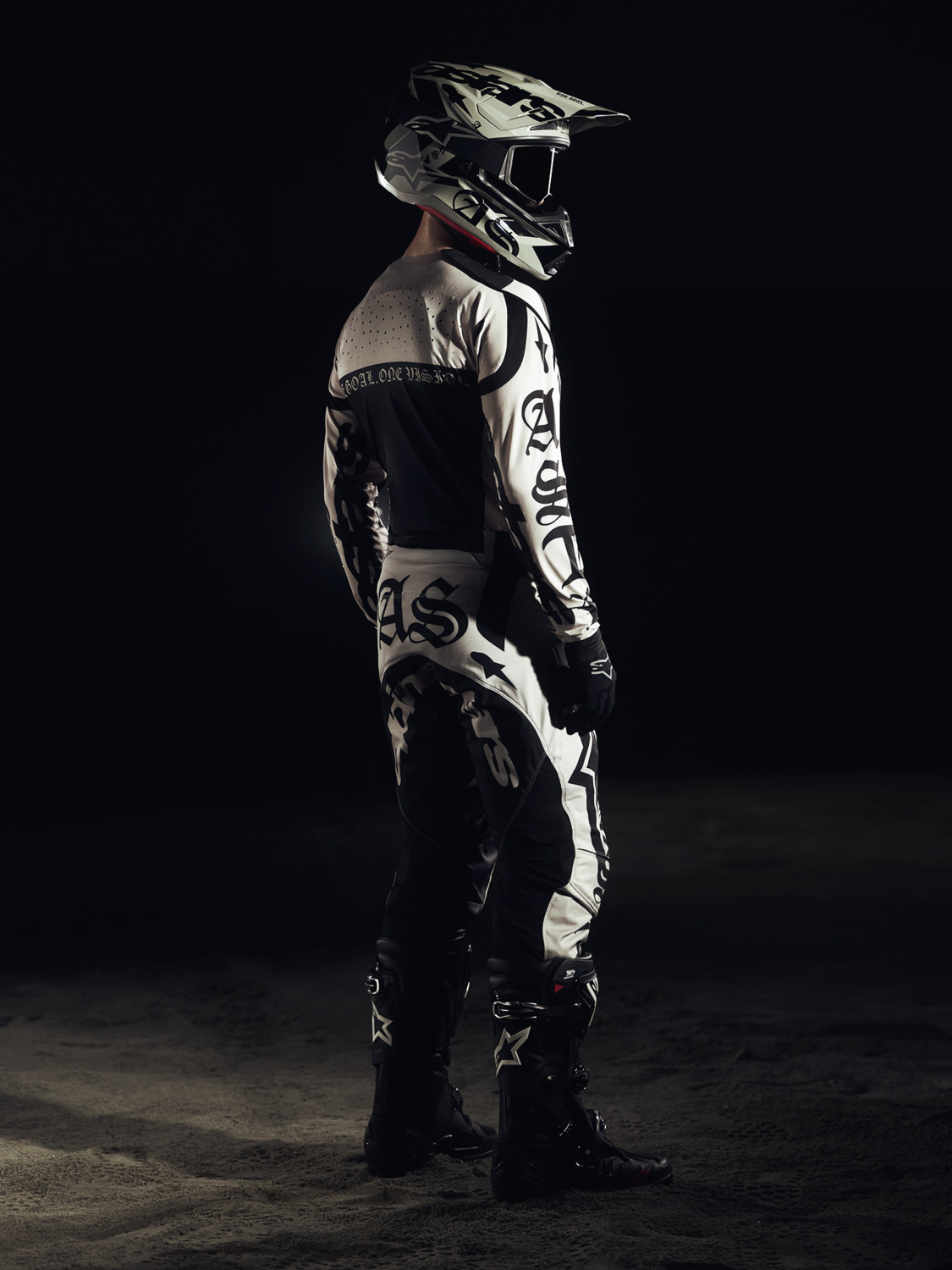 přilba SUPERTECH S-M7 limitovaná edice WOLF DUST, ALPINESTARS (písková/černá) 2026 - Obrázek 4