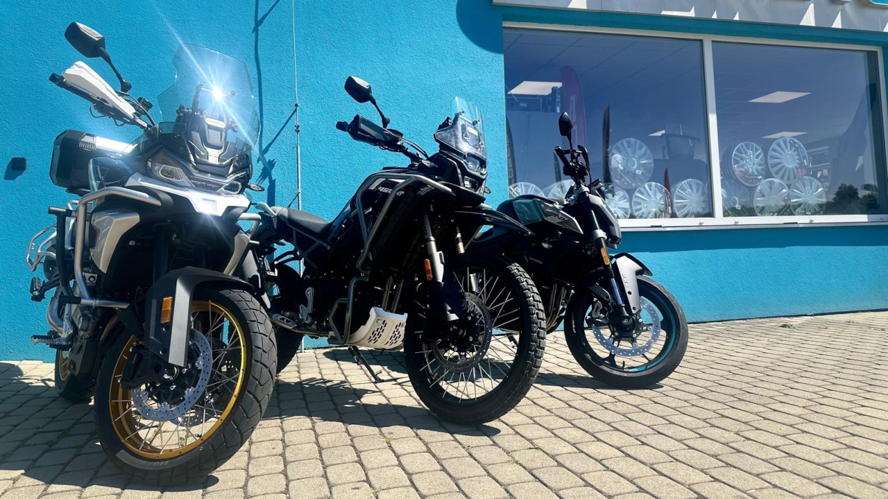 Poznejte kompletní nabídku značek na e-shopu i v showroomu MotoRiky!